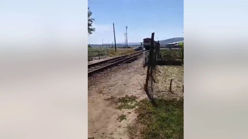 Șofer neatent, la un pas de TRAGEDIE! A fost izbit în plin de tren, dar a scăpat fără nicio zgârietură VIDEO