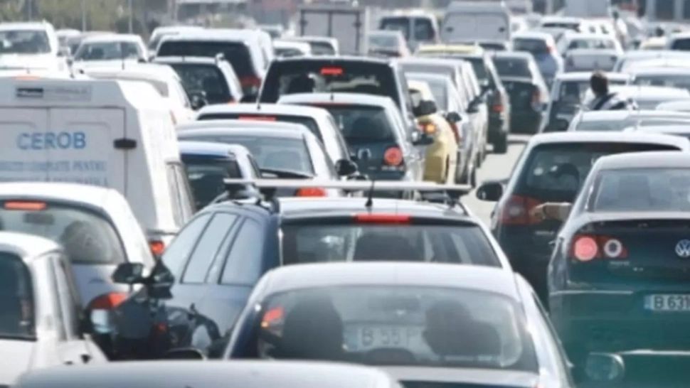 Trafic sufocat pe DN 1- Valea Prahovei şi DN 39 Constanţa - Vama Veche. Șoferii sunt exasperați, mașinile circulă bară la bară
