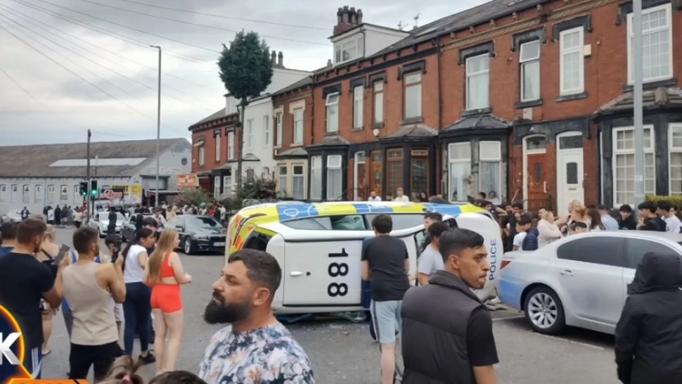 Haos în Leeds, Anglia, după ce românii au răsturnat mașina poliției și atacă tot ce trimit autoritățile. MAE se implică în caz. VIDEO - Momentul care a declanșat furia compatrioților