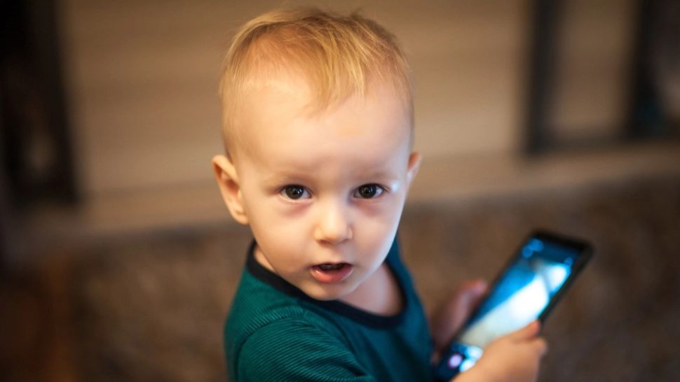 Isteria tehnologiei împarte părinții din România: Analiza făcută de Dr. Mihaela Turcu privind timpul alocat copiilor în fața ecranelor