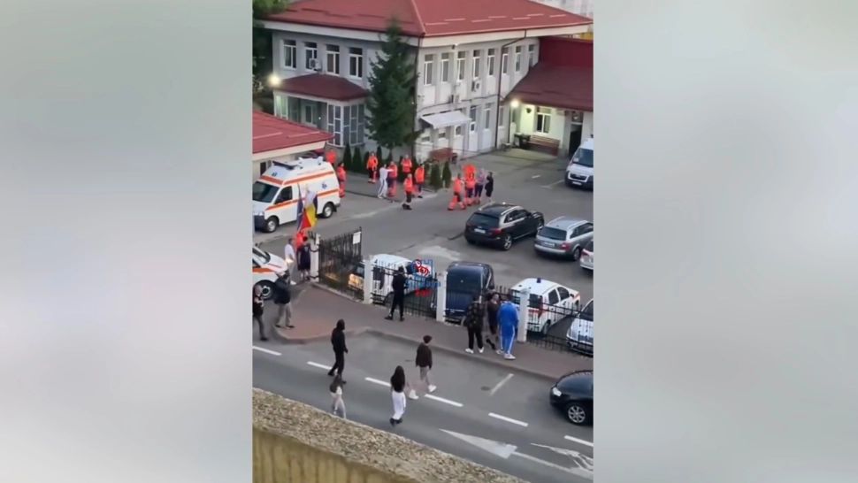 Bătaie cu pumni și picioare în curtea unui spital din Suceava - VIDEO