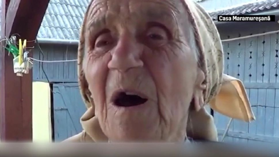 Imagini emoționante cu bătrâna care la 94 de ani își îngrijește fiica