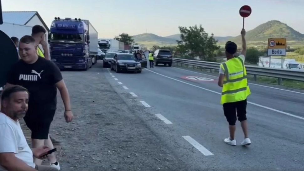 Traficul pe Valea Oltului a fost redeschis. Cât mai au de defrișat lucrătorii de la drumuri și poduri VIDEO