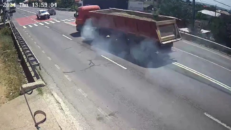 Mașini spulberate de TIR, pe DN6, în Dolj. Șoferii au scăpat ca prin minune VIDEO