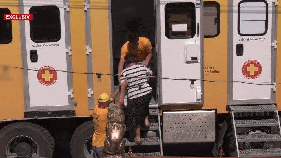 Caravana medicală își face drum către localitățile defavorizate. Consultații oftalmologice gratuite pentru bunicii României 