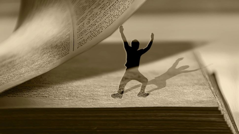 Controverse în mediul online după fotografia unui profesor îmbrăcat în fustă. Universitatea București: "Domnul n-a venit indecent, expunând lucruri care nu se expun"