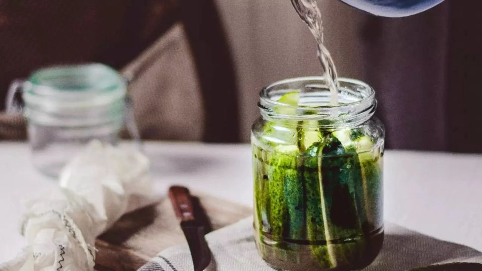 Rețeta folosită de bulgăroaice pentru a mura castraveții. Ingredientul secret care îi dă o savoare aparte