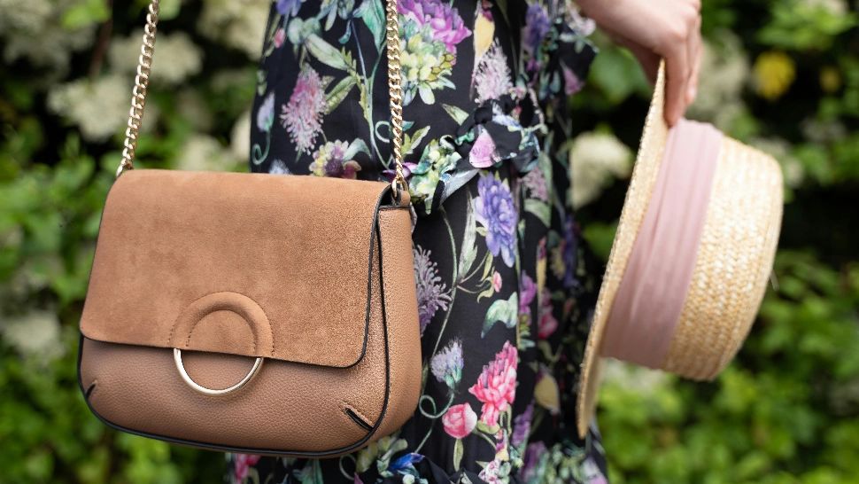 Ce lucruri NU trebuie să lipsească niciodată din geanta unei femei. Ai grijă să le ai mereu cu tine