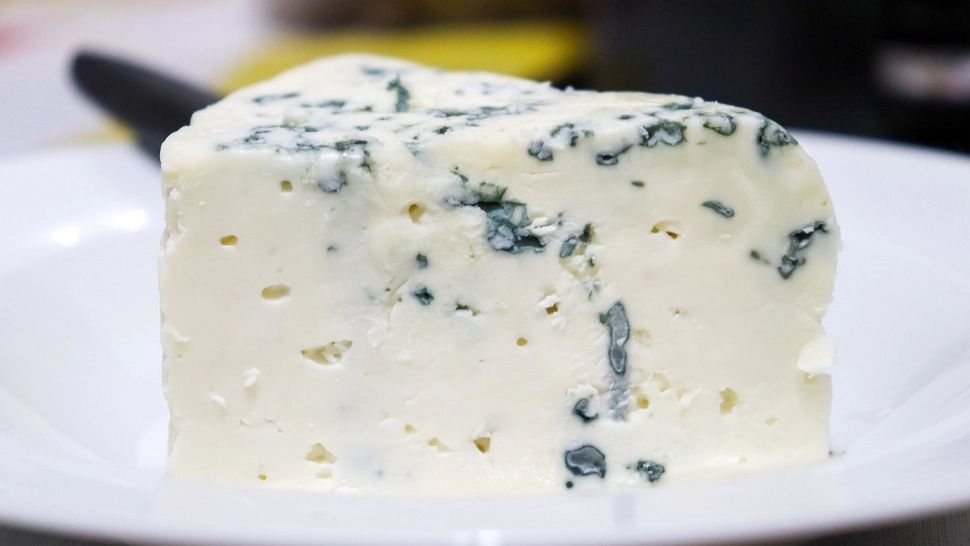 O familie de români a ajuns la spital după consumul de caș contaminat. DSP a depistat bacterii periculoase în piață