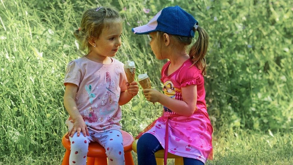 Două fetițe de 1 și 5 ani au fost abuzate sexual de bunic cu acordul mamei lor