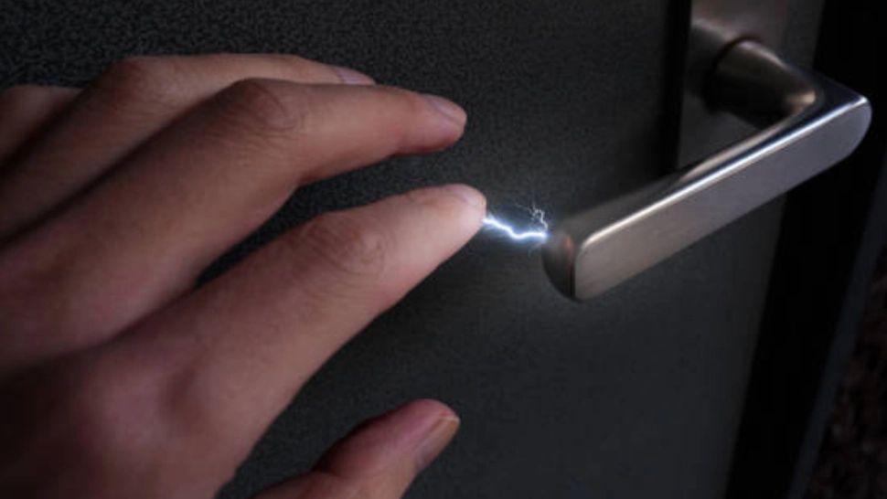 Motivul surprinzător pentru care ne curentăm atunci când atingem diverse obiecte. Cum să scăpăm de acest calvar