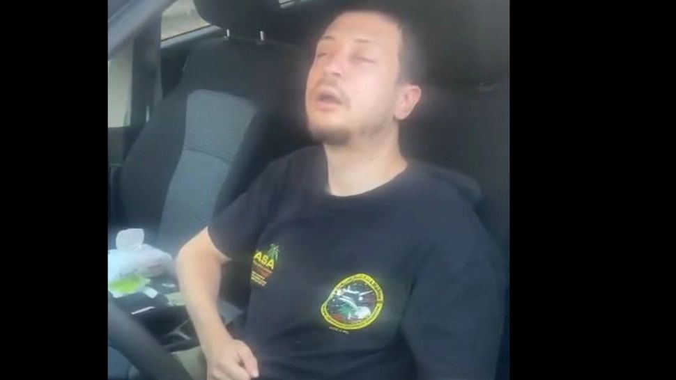 Un șofer beat și drogat a adormit la volan, în mijocul străzii VIDEO