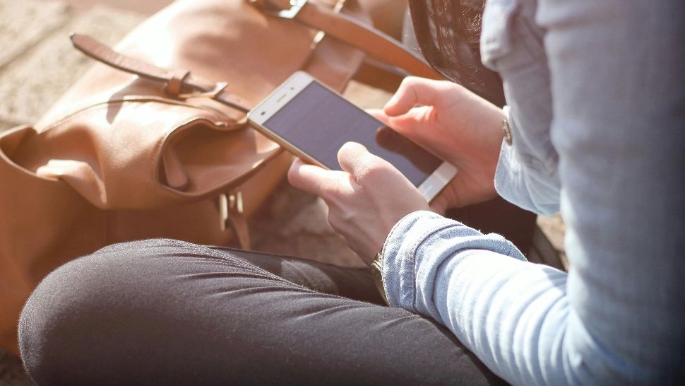 Cât de nociv este pentru sănătate telefonul mobil? Ce se întâmplă în organism atunci când îl folosești în exces