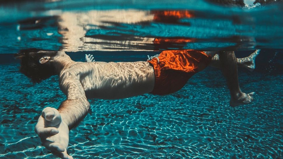 Ce boli poți să iei de la piscină sau de la ștrand? Avertismentul unui dermatolog: „Pete roșii care te mănâncă”