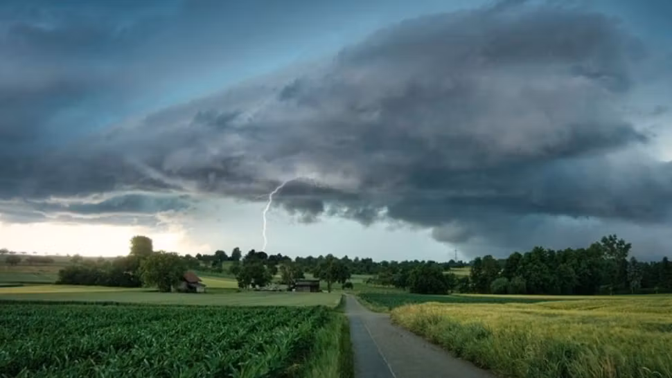 Vremea 6 august. Țara este împărțită în două: vijelii și grindină în nord, soare și temperaturi ridicate în sud. Cum e vremea, astăzi, la mare