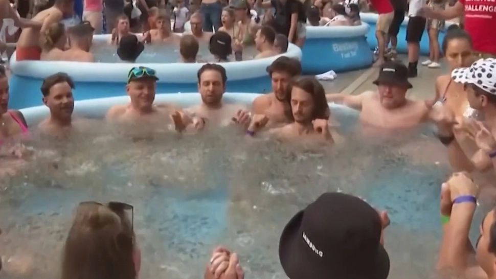 300 de austrieci au făcut baie în apă cu gheață ca să înscrie un nou record național