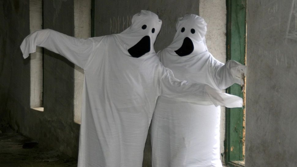 O șoferiță a sunat la 112 și a spus că a văzut un strigoi cu o lumânare pe șosea. Cum au reacționat polițiștii