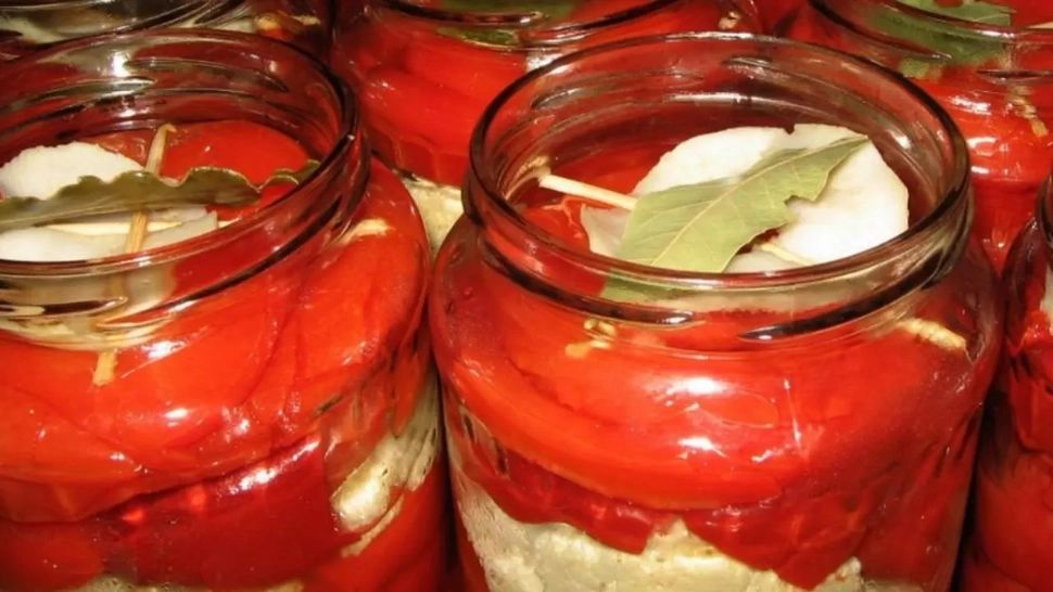 Ce pun gospodinele în borcanul cu gogoșari? Secretul ca legumele să nu se înmoaie și să reziste cât mai mult timp