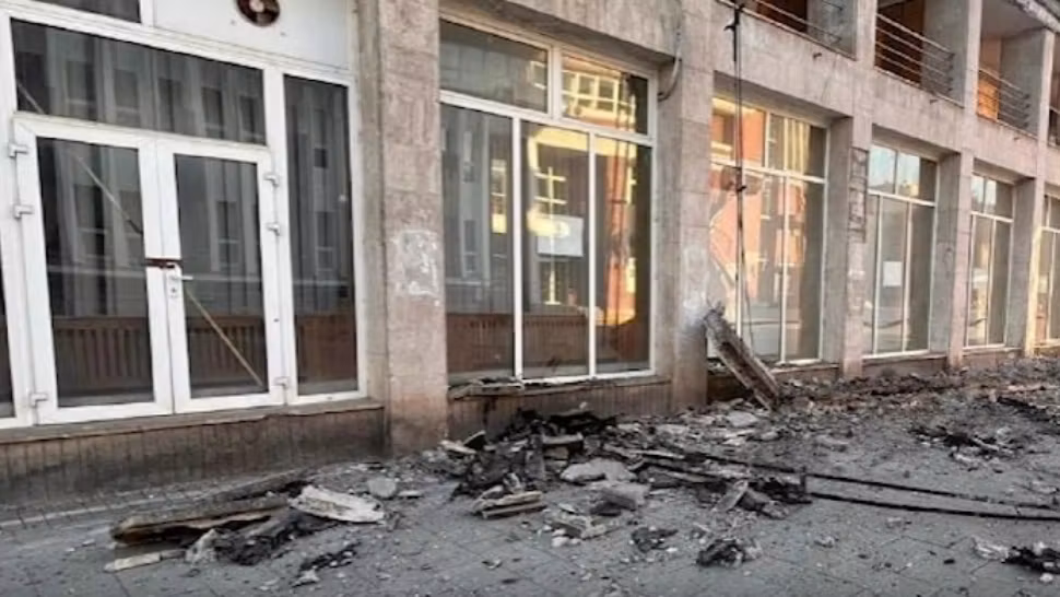 Pericol pentru pietoni. Fațada unui hotel în paragină s-a prăbușit