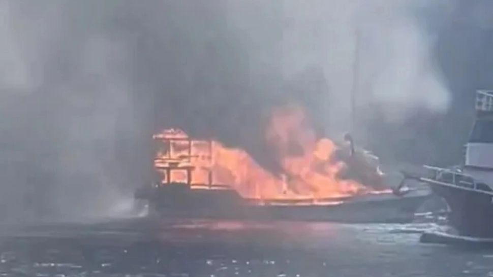 Momente de groază, în Turcia. Un iaht cu peste 100 de turiști, scufundat după ce a luat foc în larg VIDEO