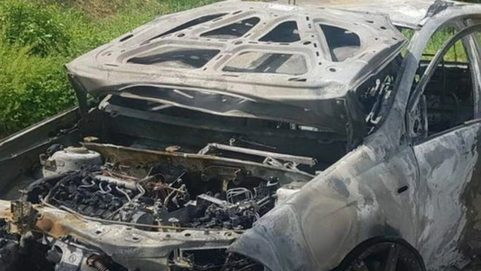 Caz terifiant: Cadavrul unui român a fost găsit legat cu lanțul de un stâlp și de o mașină în flăcări