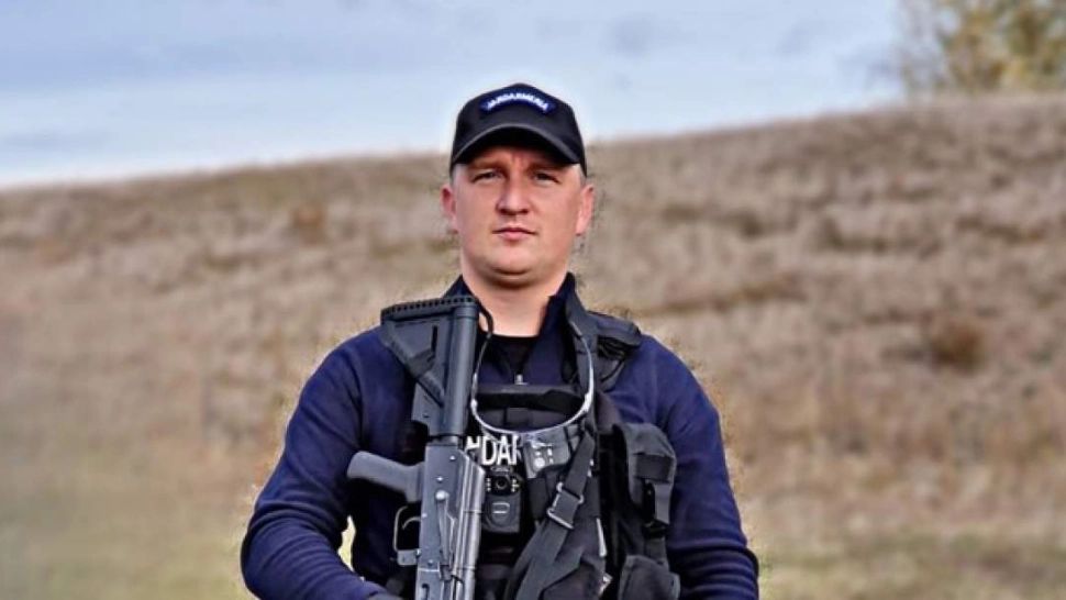 Romeo a devenit înger păzitor pentru un bebeluș: Jandarmul i-a salvat viața după ce s-a înecat cu lapte