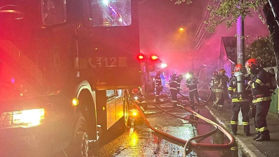 Incendiu violent, cu degajări mari de fum, în Bucureşti, la un grup de locuinţe: 5 victime, 26 de persoane evacuate
