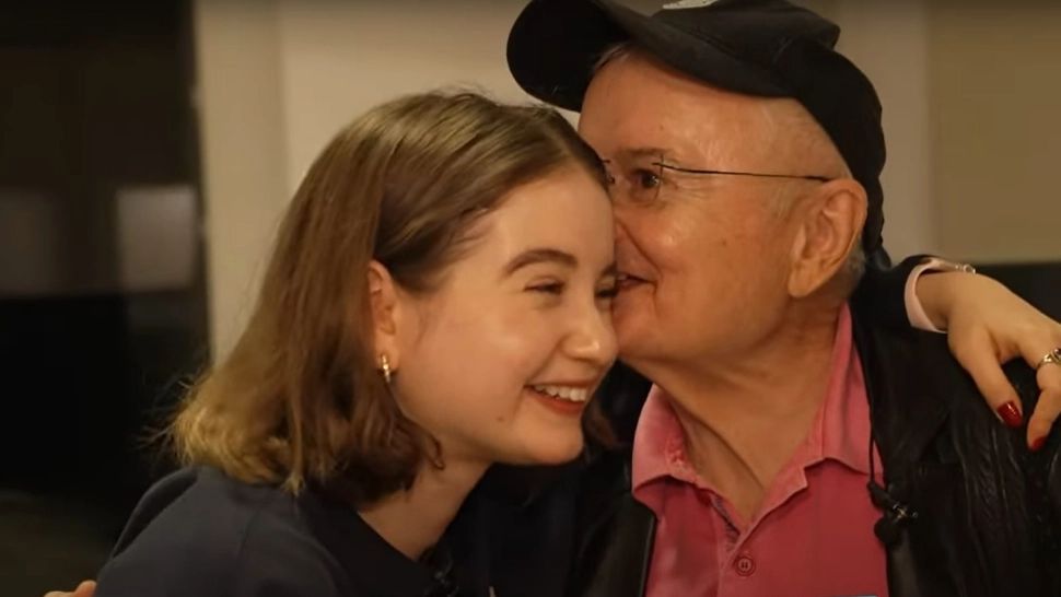 Fata lui Irinel Columbeanu - surprinsă în timp ce lua masa alături de un celebru milionar român. Apariția de senzație a Irinucăi