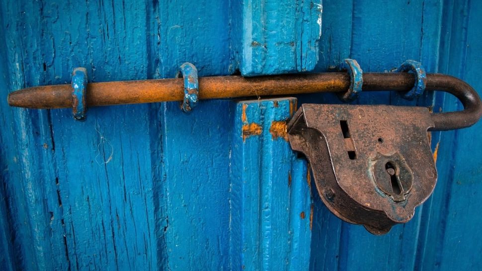 Tânăr cu retard mental, vândut pe un litru de țuică și o bucată de brânză. Detalii șocante de la ferma din Argeș unde 7 oameni au fost transformați în sclavi 