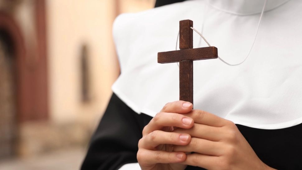 Două "măicuțe" au agresat o bătrână pe stradă. După ce a vrut să bată un polițist, una din ele a încercat să se sugrume singură