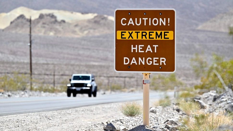 Îți parchezi mașina în soare? Riscant! Iată de ce e bine să cauți un loc cu umbră