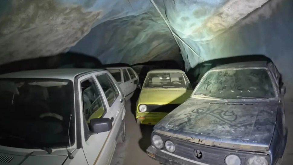Descoperire fabuloasă într-o mină: peste 50 de mașini abandonate. Tulburător ce au găsit înăuntru - VIDEO