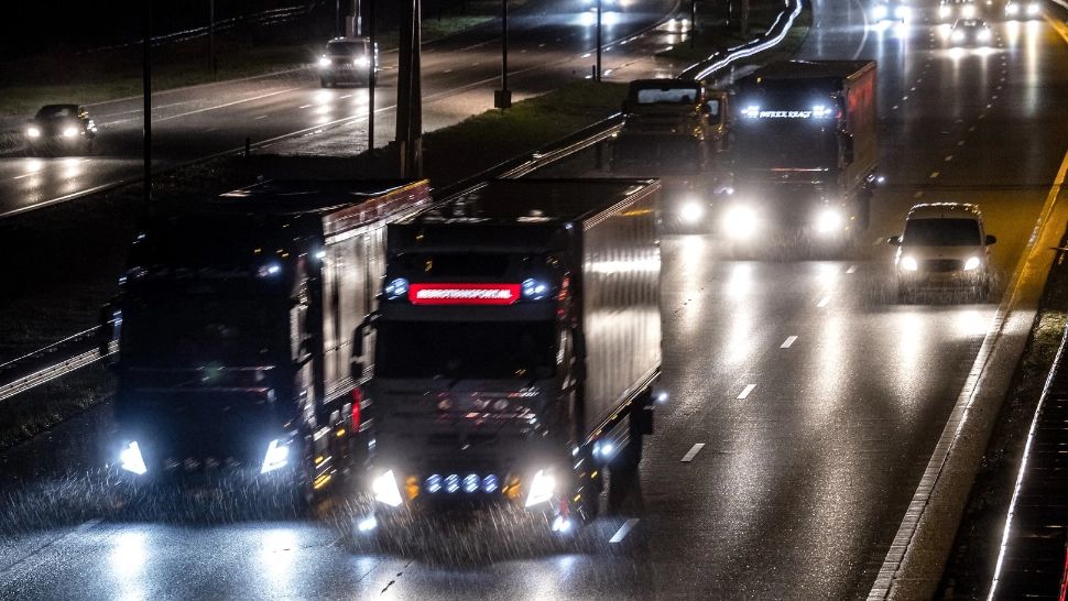 Este legal să întorci mașina pe linia continuă? Ce spune legislația rutieră