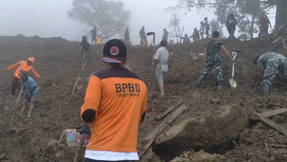 12 oameni au murit, iar 18 sunt dispăruți în urma unei alunecări de teren. Autoritățile au intervenit de urgență