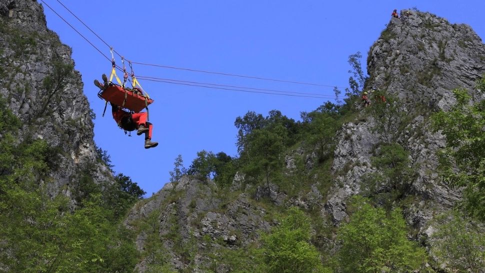 Accident cumplit în România! O mașină în care se aflau cinci oameni a căzut într-o prăpastie