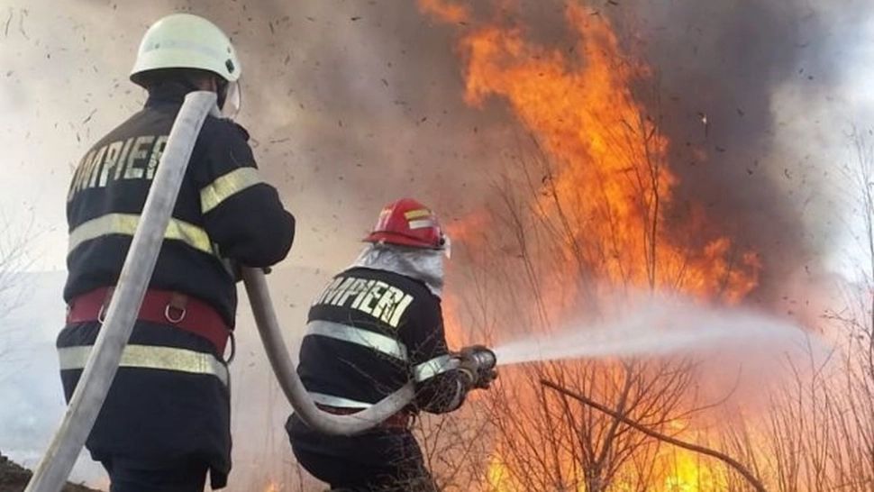 Incendiu puternic în România! Alertă la un spital de psihiatrie după ce acoperișul a luat foc - VIDEO