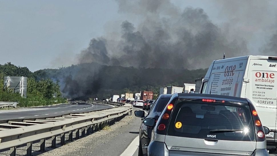 Incendiu pe A1 București-Ploiești. Trafic blocat după ce un autoturism a luat FOC. Este al doilea incident grav într-o oră - VIDEO