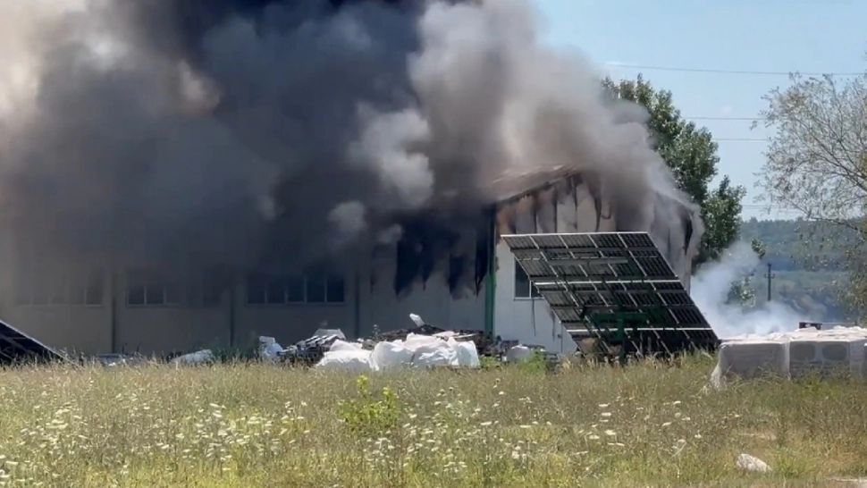 Incendiu de proporții la o fabrică din județul Vâlcea. Un pompier este rănit - VIDEO