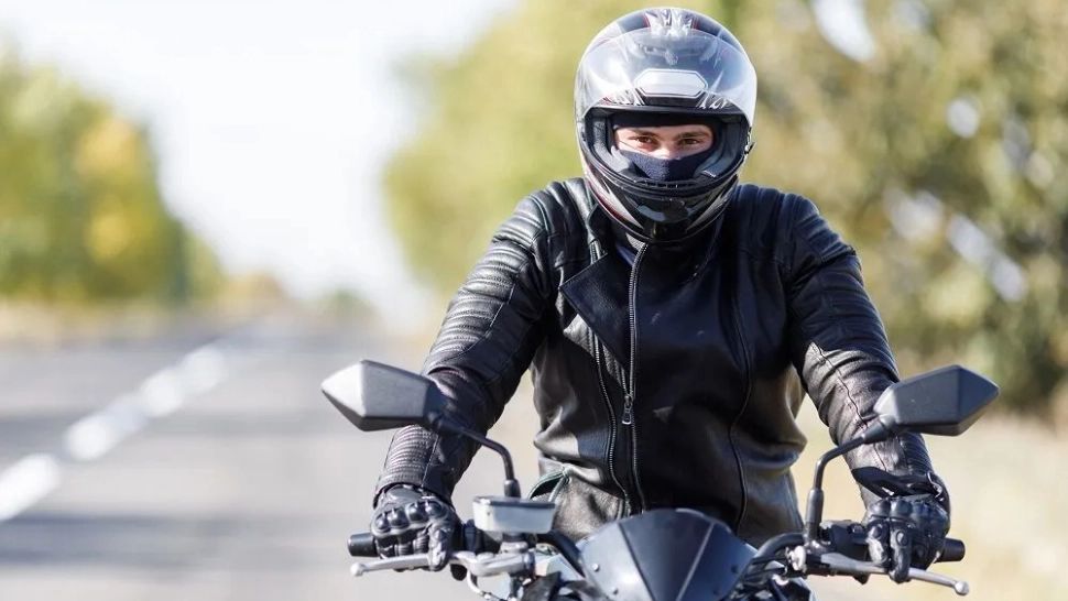 Gestul secret prin care motocicliștii semnalizează prezența radarelor pe stradă. Polițiștii din Germania sunt exasperați