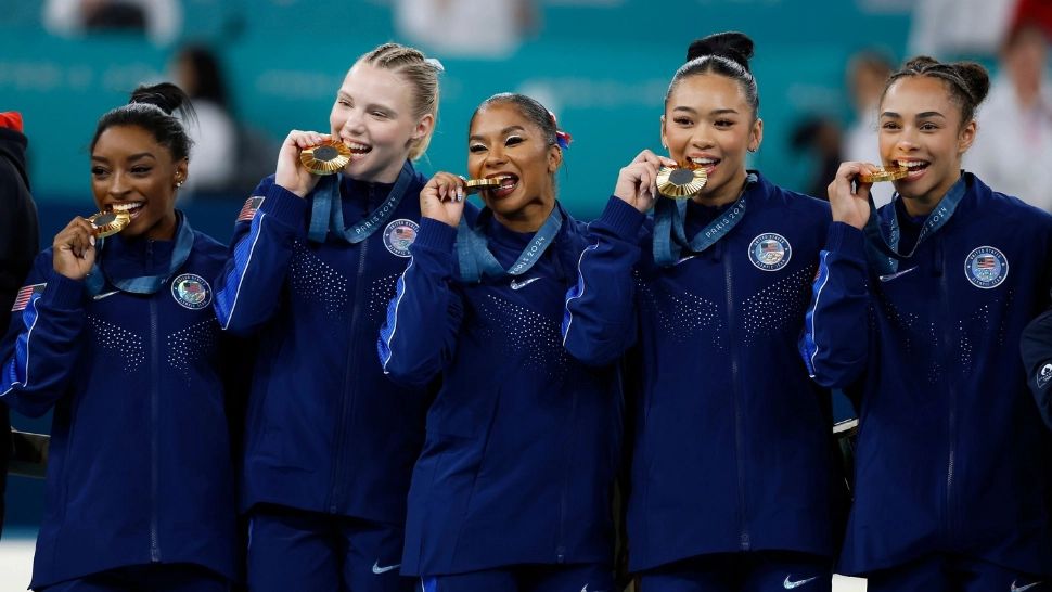 Jocurile Olimpice Paris 2024. De unde vine obiceiul ca sportivii să „muște” medaliile cucerite?