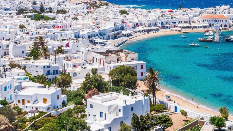 Furie printre turiștii din Mykonos. Au ajuns să dea pe două băuturi un salariu minim din România