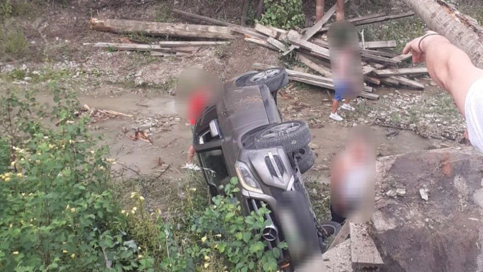 Accident grav în Neamț. Trei persoane au ajuns la spital după ce mașina în care erau a zburat de pe pod