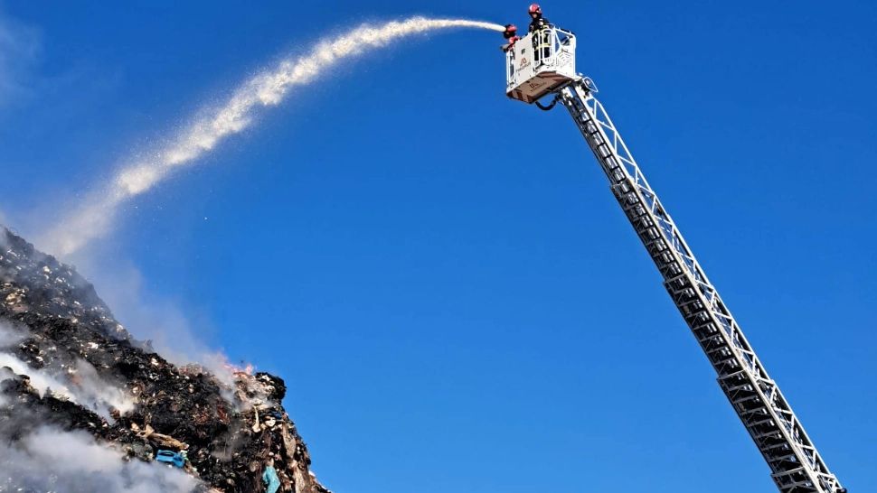 La aproape o săptămână de la izbucnirea incendiului la Oltchim, pompierii încă se chinuie să stingă focul VIDEO