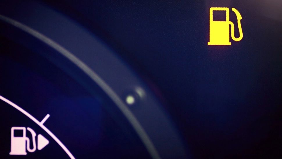 Ce poți face ca să eviți o avarie costisitoare a mașinii atunci când rămâi în „pana prostului”