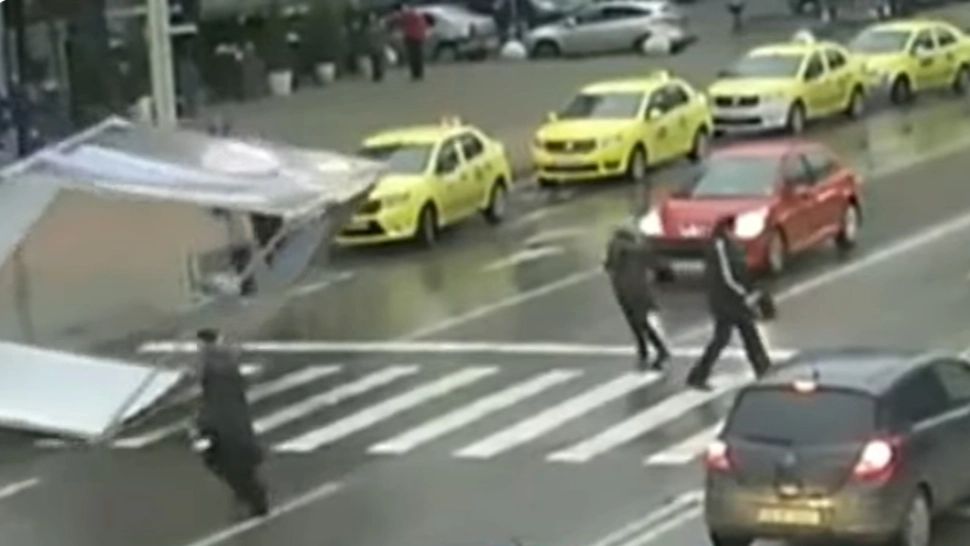 Final șocant în procesul pensionarului omorât de un panou publicitar luat de vânt. După 8 ani, nimeni nu va fi tras la răspundere