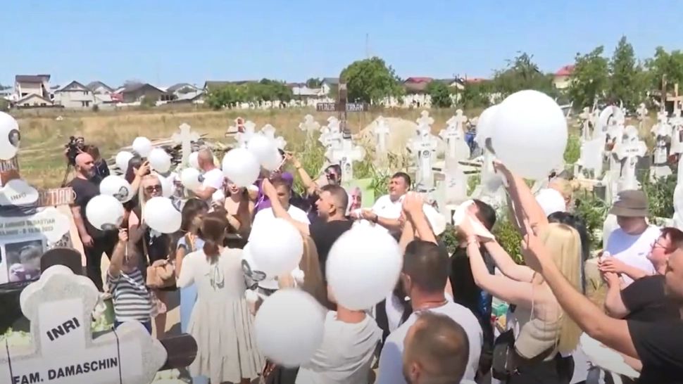 Nenorociți pe viață de Vlad Pascu, șoferul drogat de la 2 Mai, părinții lui Sebi și-au plâns fiul la parastas. Apropiații cer să se facă dreptate - VIDEO