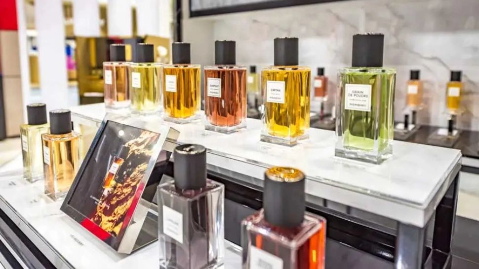 O româncă a scăpat de pedeapsă, după ce a fost dată în judecată de firme de lux pentru că vindea parfumuri contrafăcute. Ce a scos-o din încurcătură