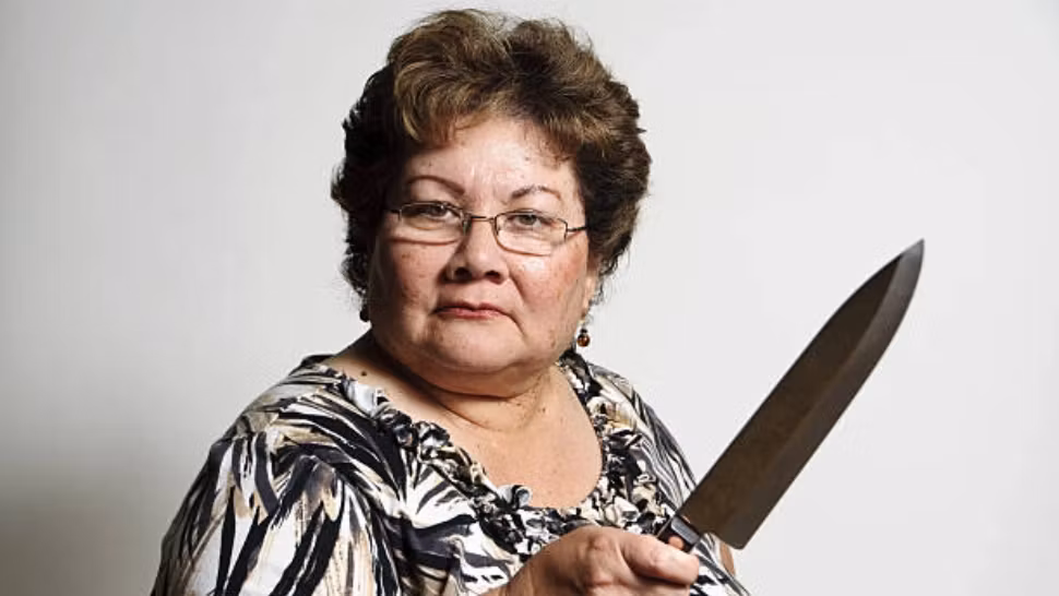 O pensionară din Iași a amenințat polițiștii cu cuțitul, după ce a furat o geantă. Oamenii legii au luat-o pe sus pe bunicuța violentă