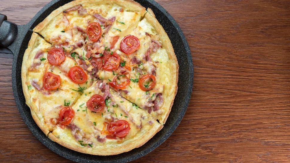 Vrei o pizza delicioasă, dar nu ai timp să aștepti livratorul cu orele? Iată soluția de avarie: Pizza la tigaie