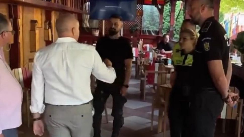 Polițiști - la terasă in timpul serviciului. Șeful lor a filmat totul live: „Absolut jenant!” - VIDEO